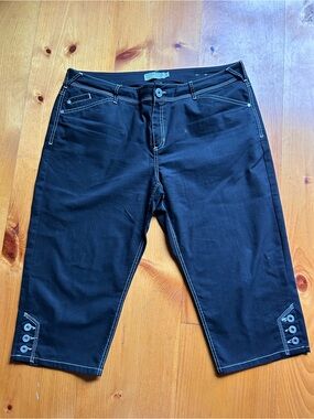 Tribal Black Button-Accent Capri Pants